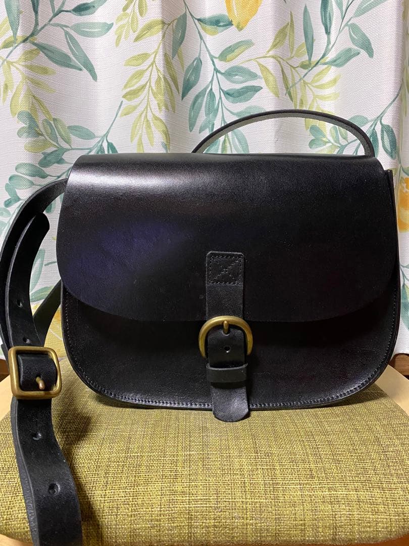 革　ショルダーバッグ　ブラック