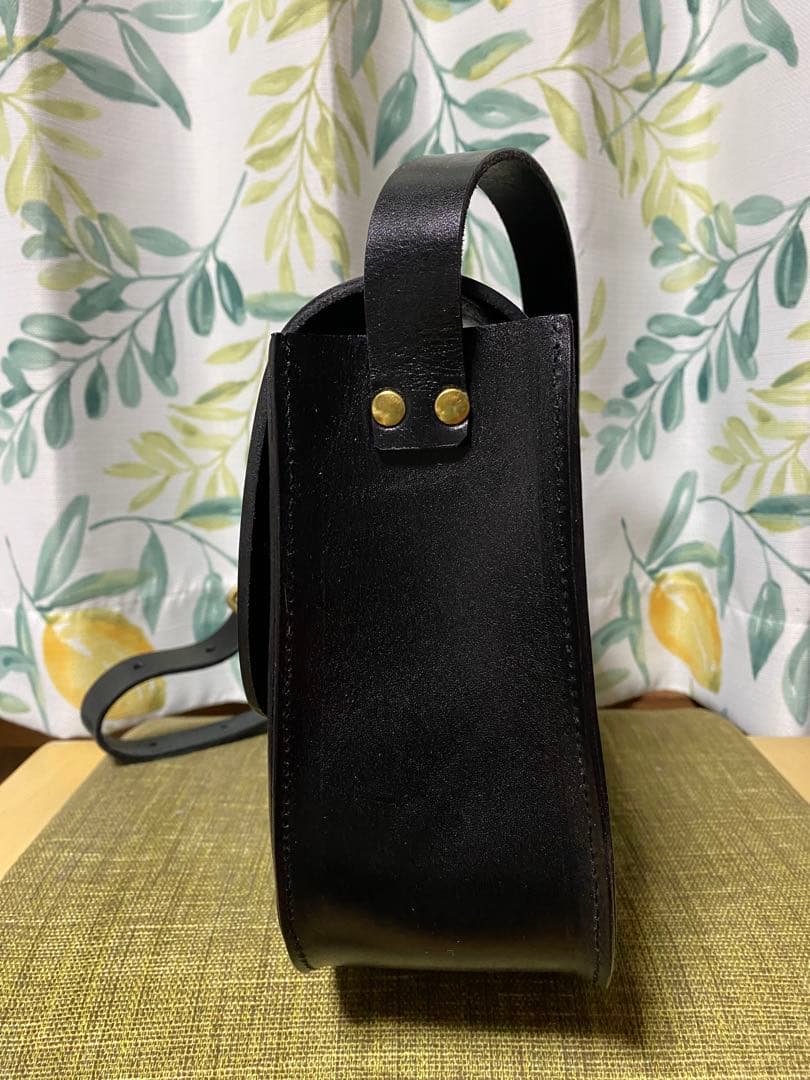 革　ショルダーバッグ　ブラック