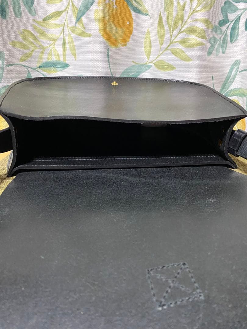 革　ショルダーバッグ　ブラック