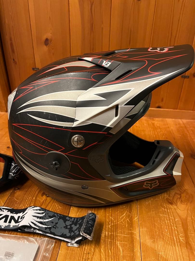 FOX V3 パイロット　オフロード　ヘルメット