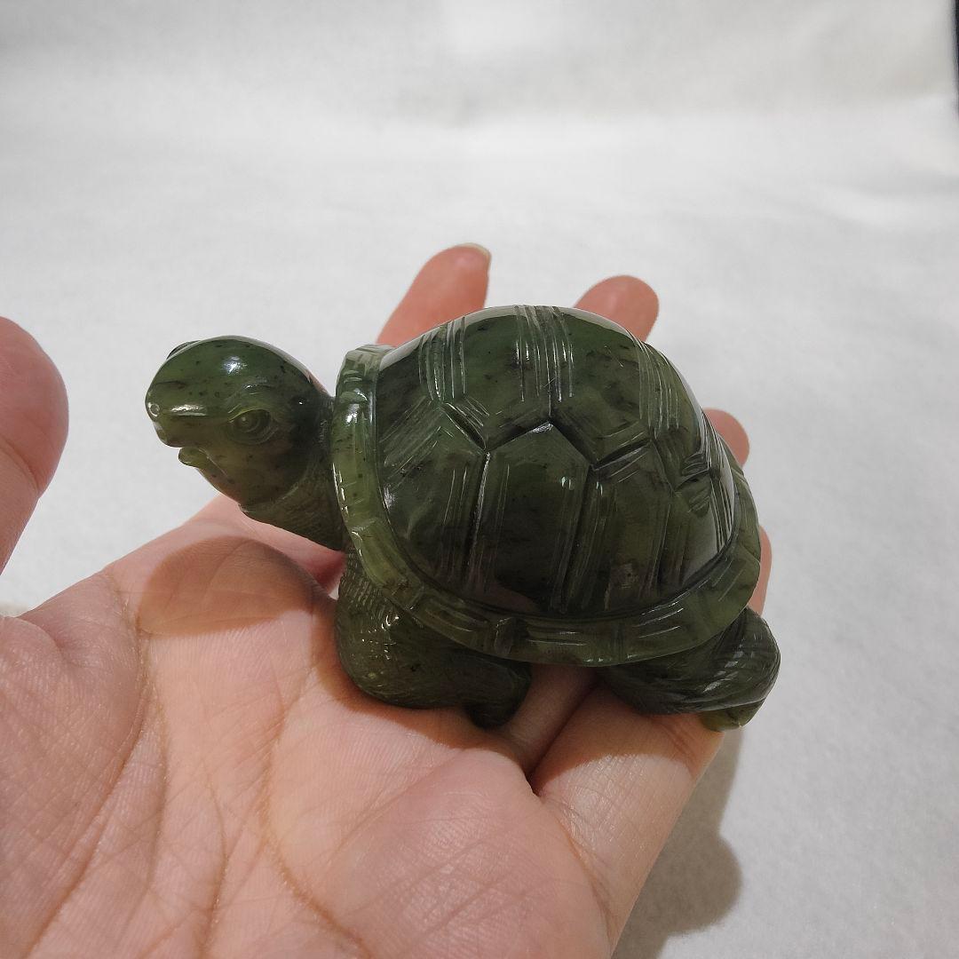 13 亀　軟玉翡翠（ネフライト）で作った亀　天然石　彫刻　翡翠　ヒスイ　亀　かめ