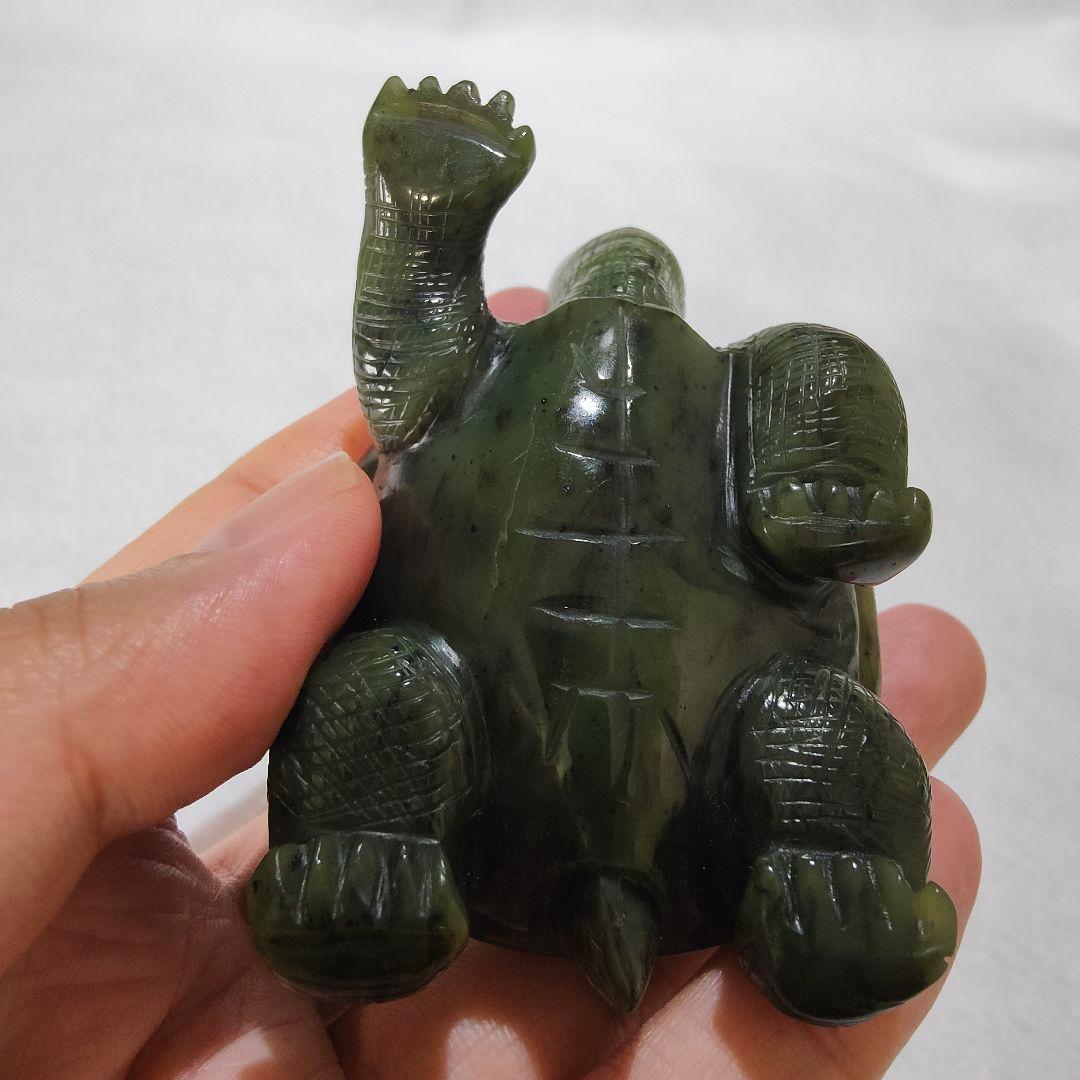 13 亀　軟玉翡翠（ネフライト）で作った亀　天然石　彫刻　翡翠　ヒスイ　亀　かめ