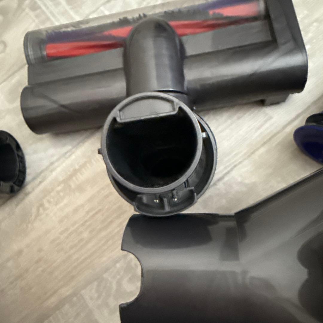 dyson スティッククリーナー 本体 壁掛け充電スタンド付き　V7 slim