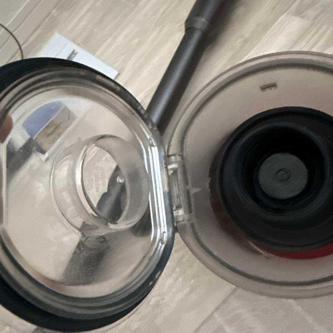 dyson スティッククリーナー 本体 壁掛け充電スタンド付き　V7 slim