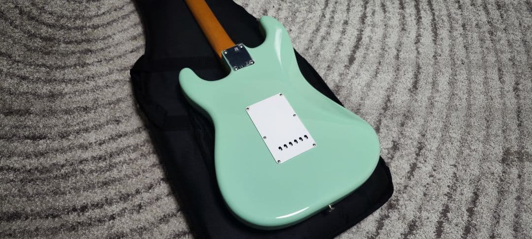 FENDER vintera Stratocaster ストラト