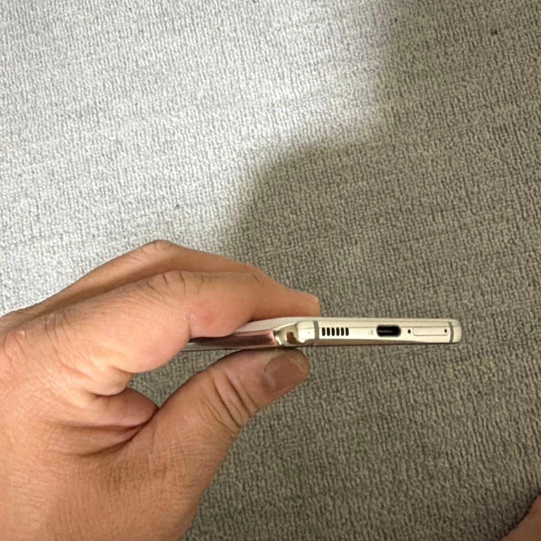 中古品　スマートフォン本体及び付属品一式（SIMロック解除済み、初期化済み）