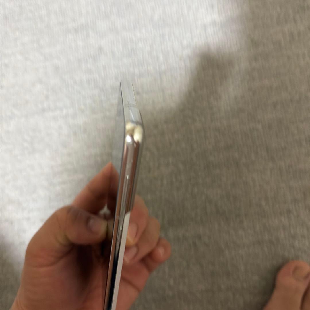 中古品　スマートフォン本体及び付属品一式（SIMロック解除済み、初期化済み）