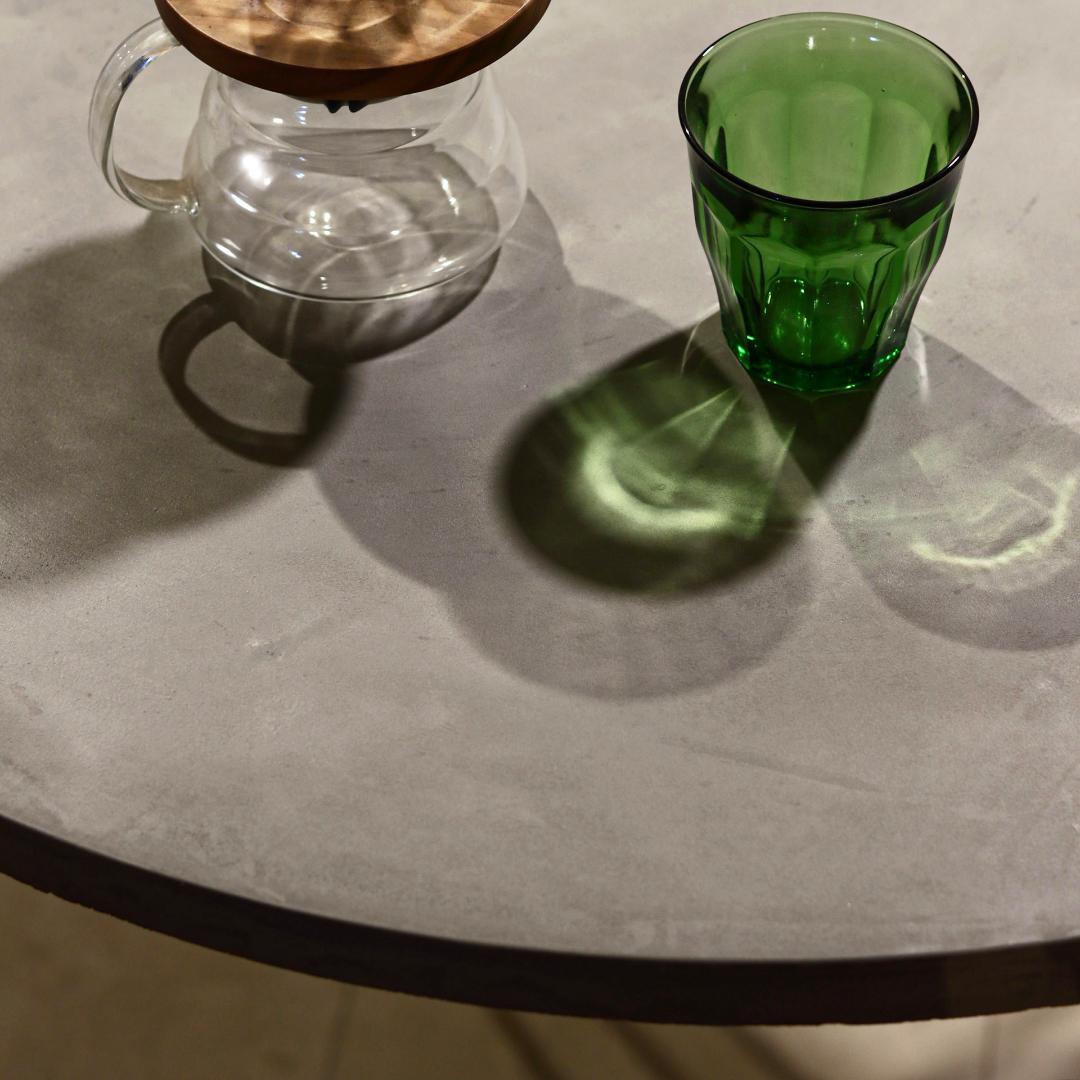 円形｜薄塗りモルタル｜ラウンドテーブル｜ライトグレー｜脚タイプ②