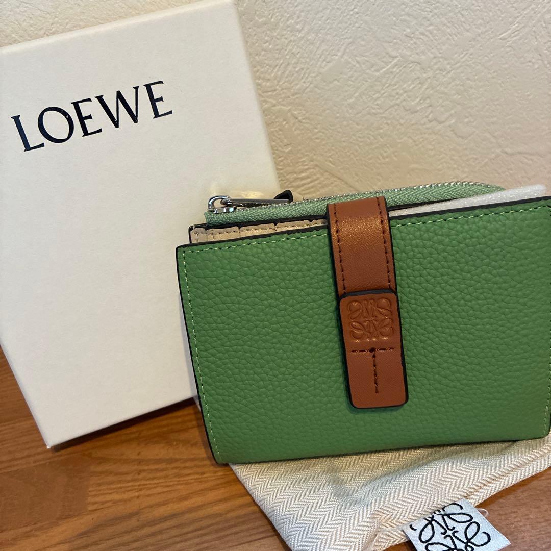新品未使用　LOEWE 緑色 二つ折り財布