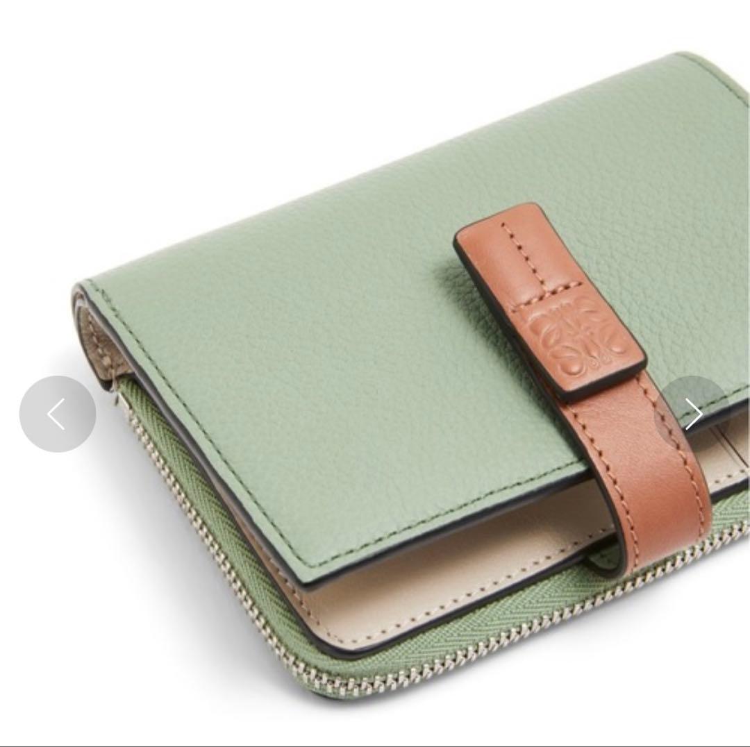 新品未使用　LOEWE 緑色 二つ折り財布