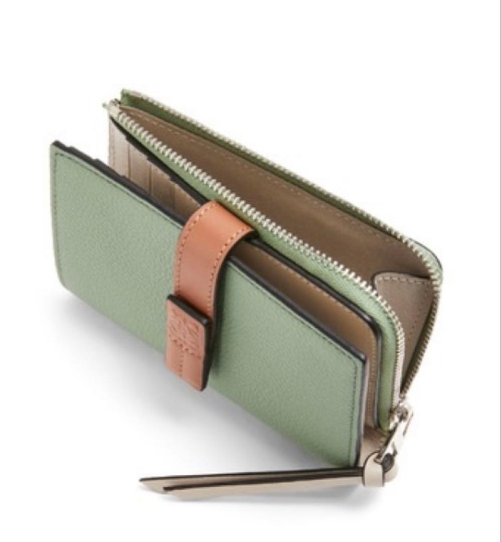 新品未使用　LOEWE 緑色 二つ折り財布