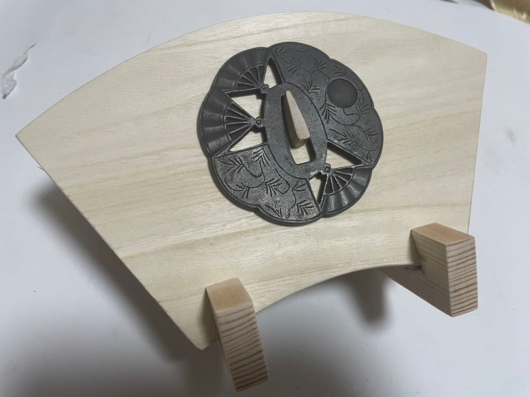 鉄地扇文透かし鍔　鍔飾り付き