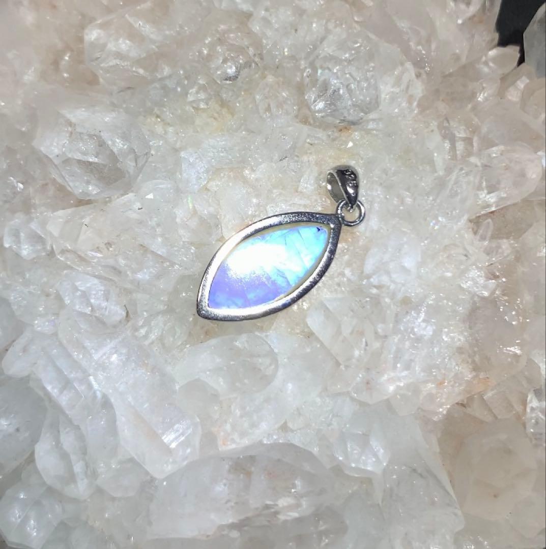 ⭐️eye様⭐️ 《ハイグレード》ホワイトラブラドライト　ペンダントトップ