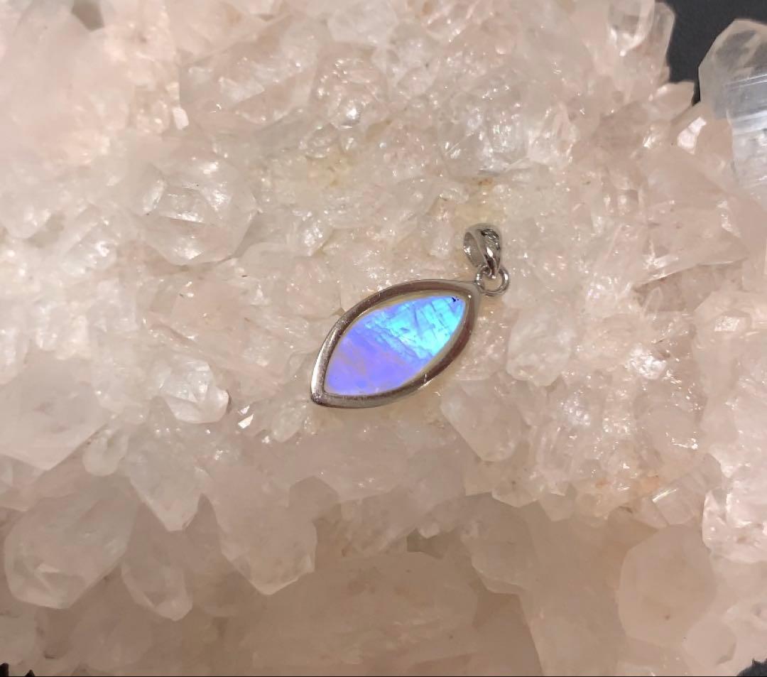 ⭐️eye様⭐️ 《ハイグレード》ホワイトラブラドライト　ペンダントトップ
