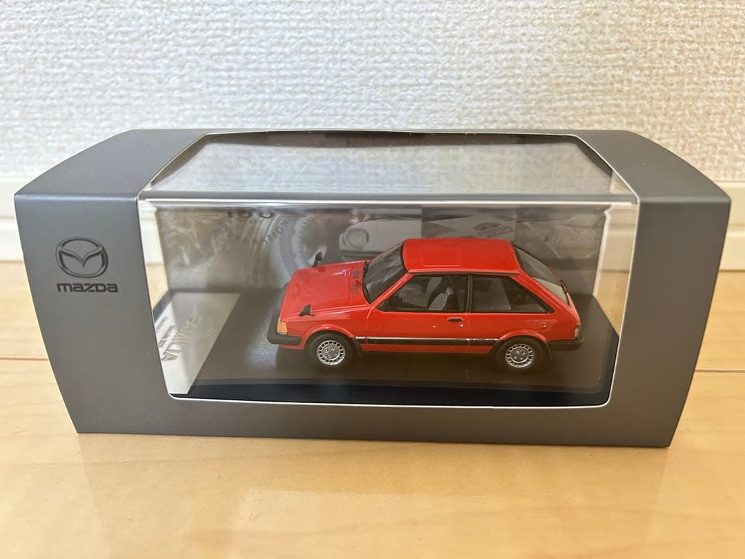 Mazda familia 1/43スケールモデル 赤