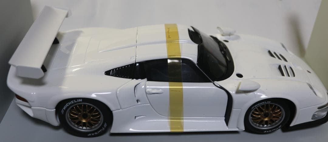 貴重　UTモデルズ製 ポルシェ９１１ＧＴ１　白　１／１８　中古品