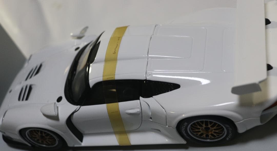 貴重　UTモデルズ製 ポルシェ９１１ＧＴ１　白　１／１８　中古品