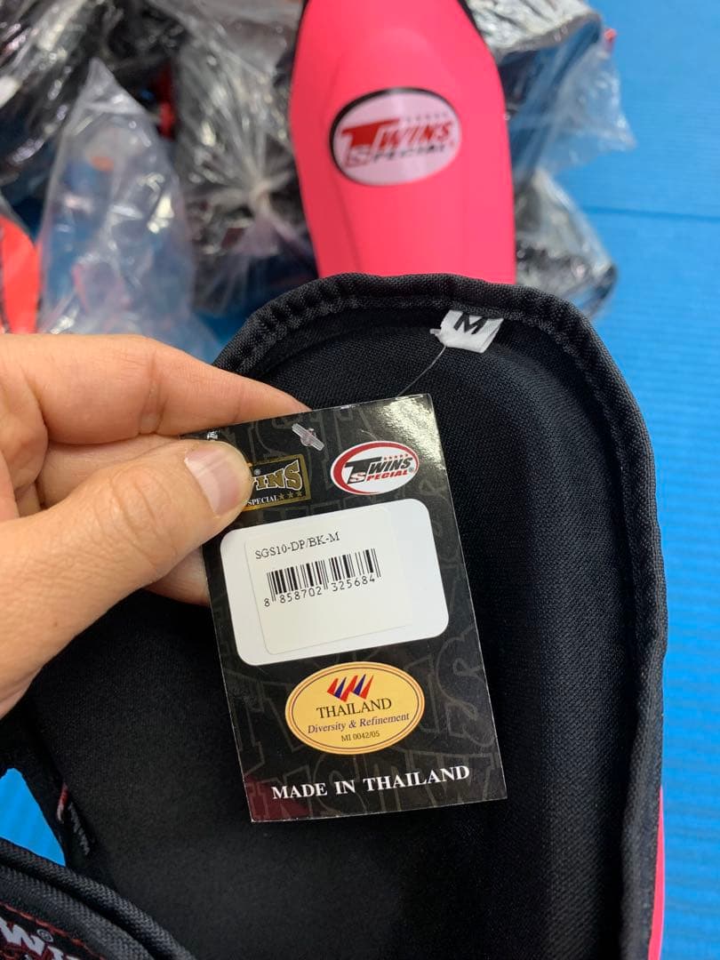 女性に人気 蛍光ピンク M 軽量 レガース ツインズ twins 脛当て