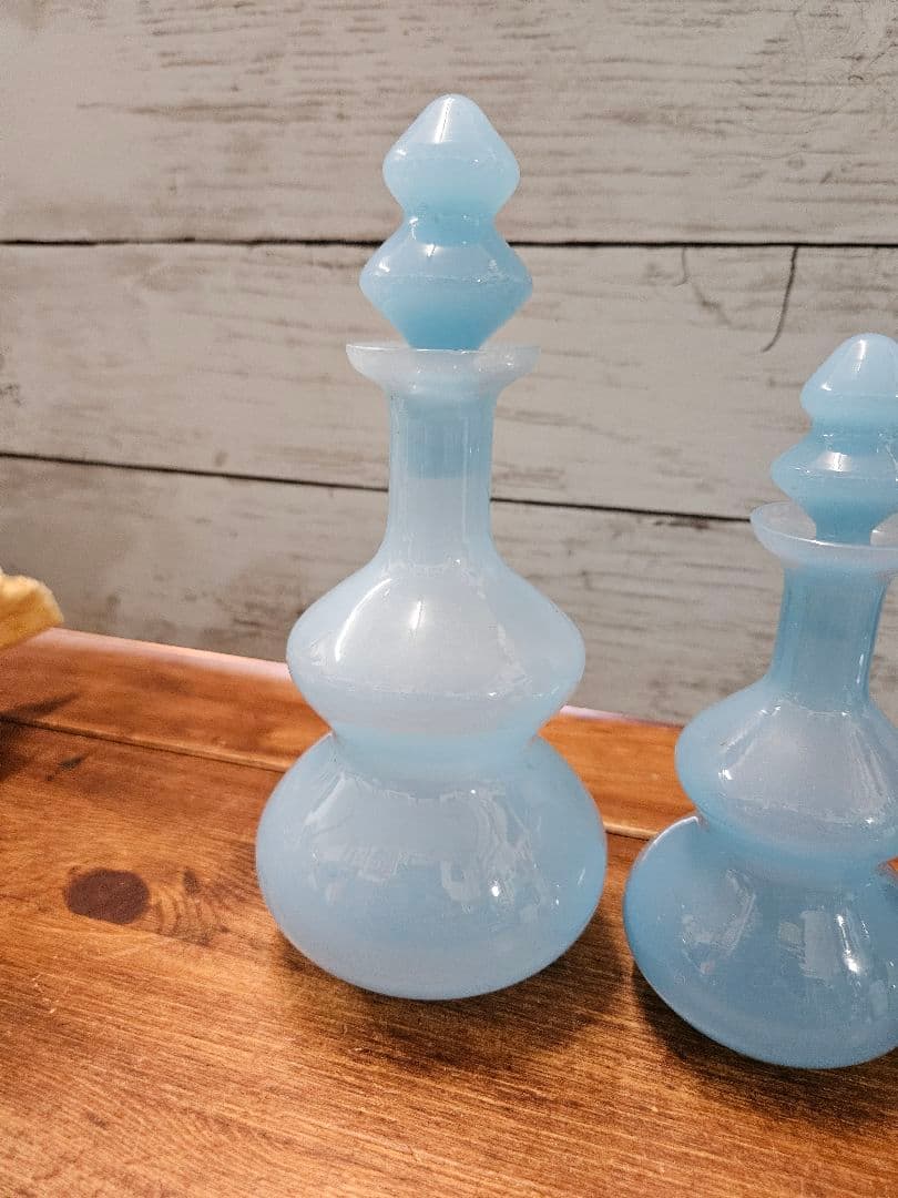 フランスアンティーク オパリンガラスの香水瓶 3本セット ボトル 蓋付き