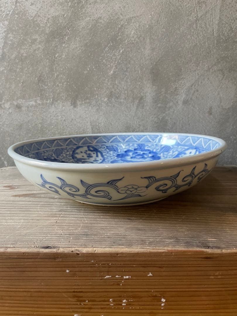 線描花唐草龍紋染付骨董大皿　【m201 　レトロ　アンティーク　鉢　大皿】