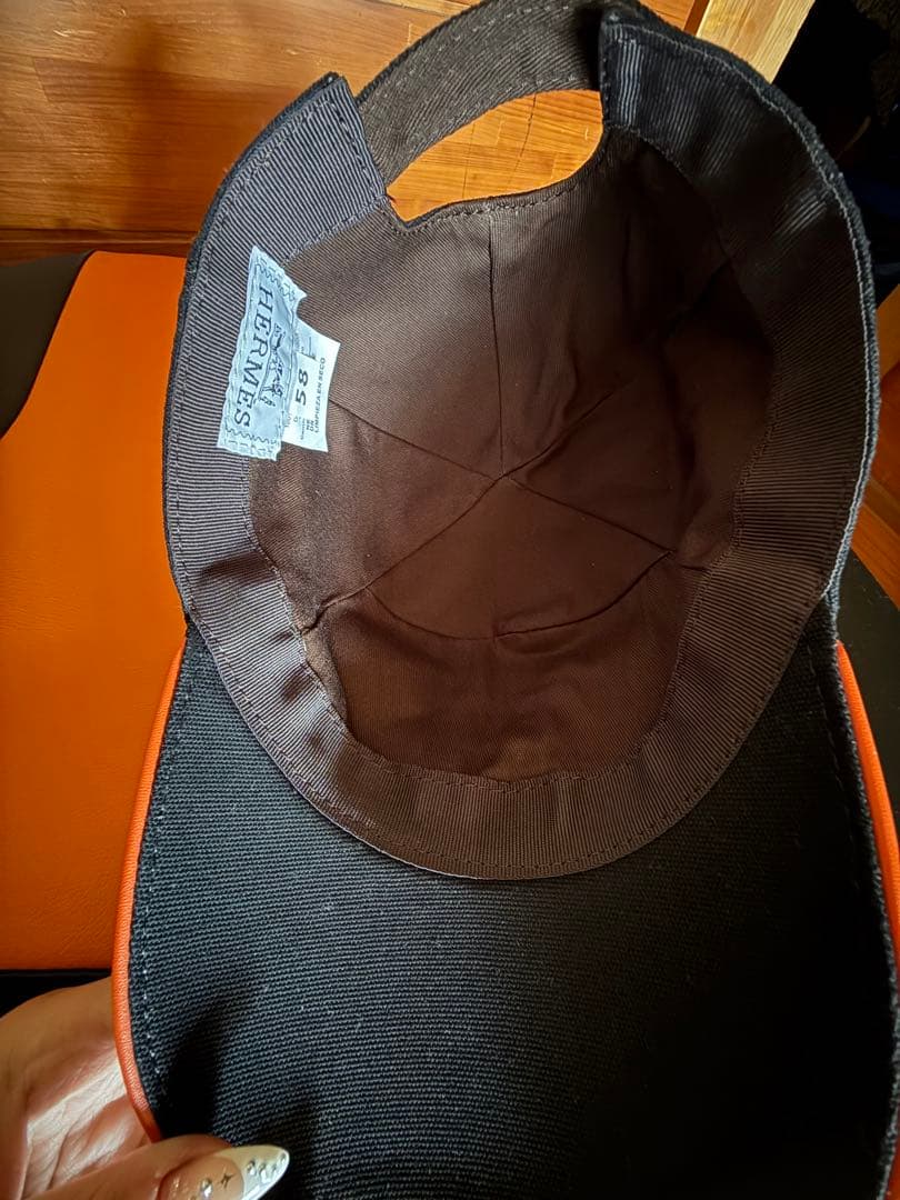 HERMES Hロゴ ベースボールキャップ 黒/オレンジ