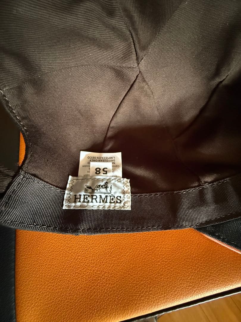 HERMES Hロゴ ベースボールキャップ 黒/オレンジ