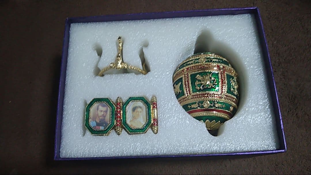 装飾的な緑色の卵型ボックスと石セット