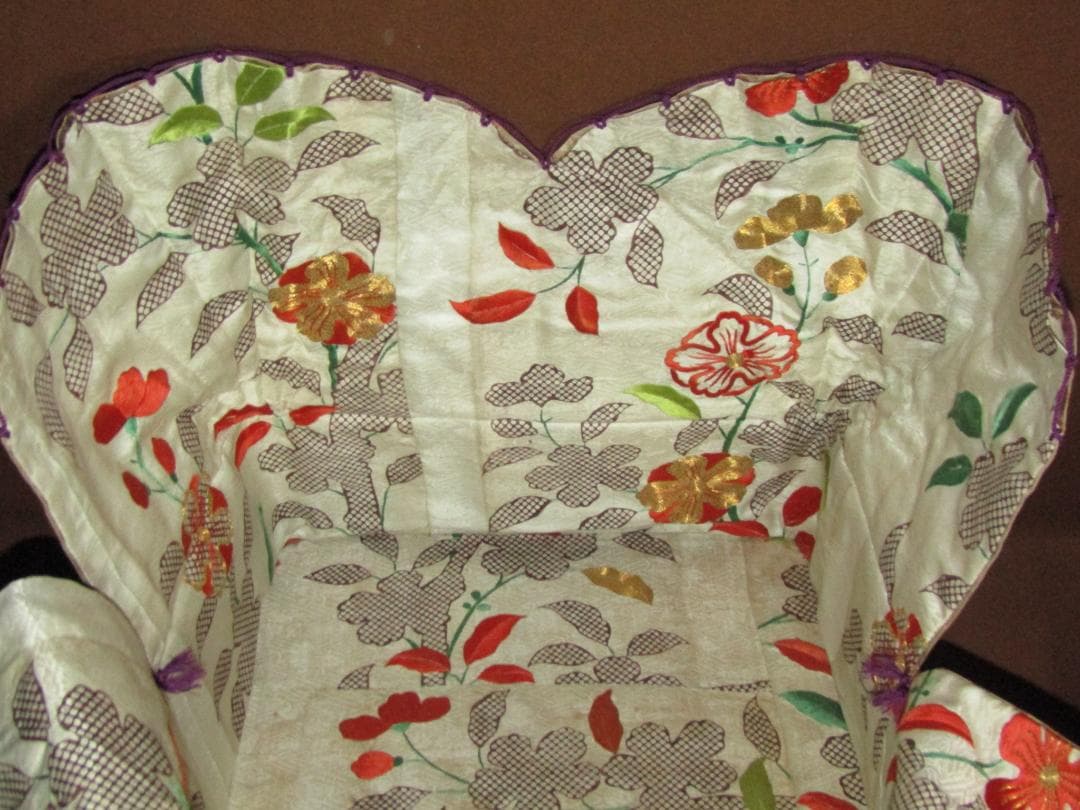 珍品！【江戸時代　小袖生地内張り箱】刺繍・絞り　古布