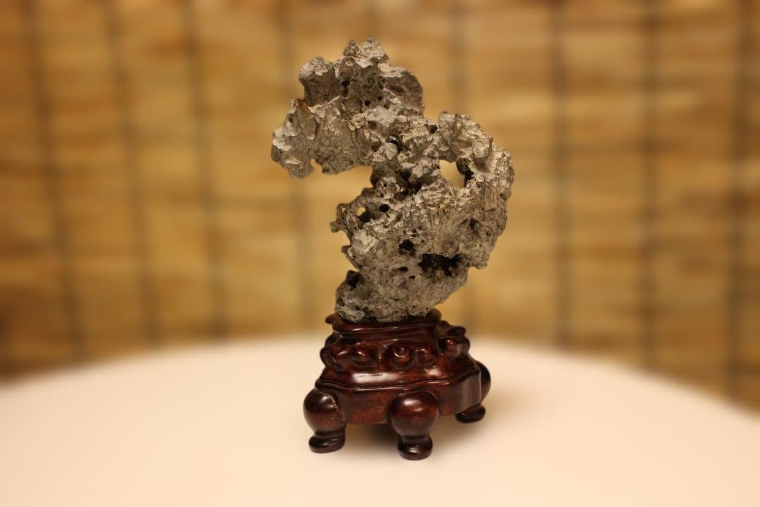 グレーの石彫刻 木製台座付き 太湖石　中国