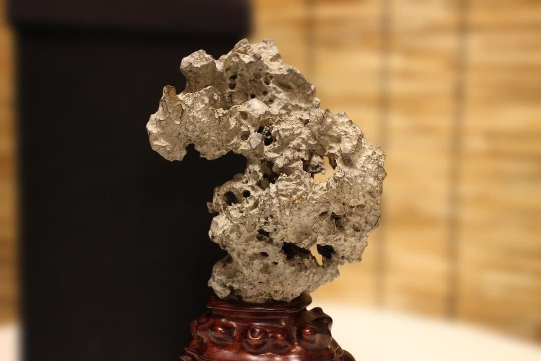 グレーの石彫刻 木製台座付き 太湖石　中国