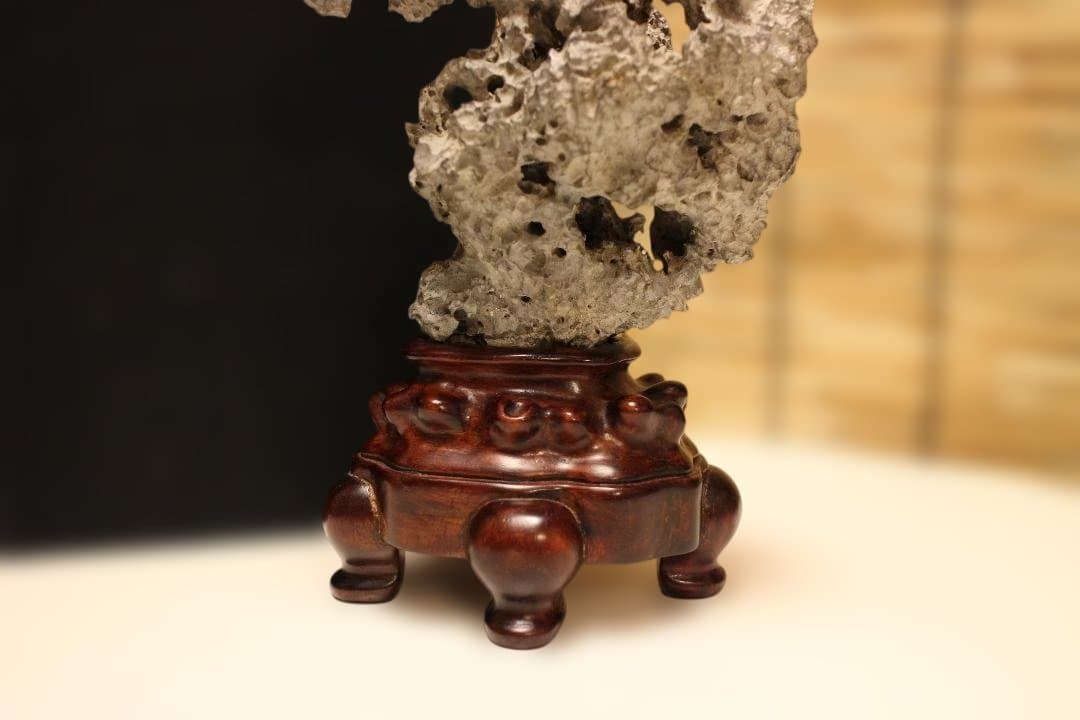 グレーの石彫刻 木製台座付き 太湖石　中国