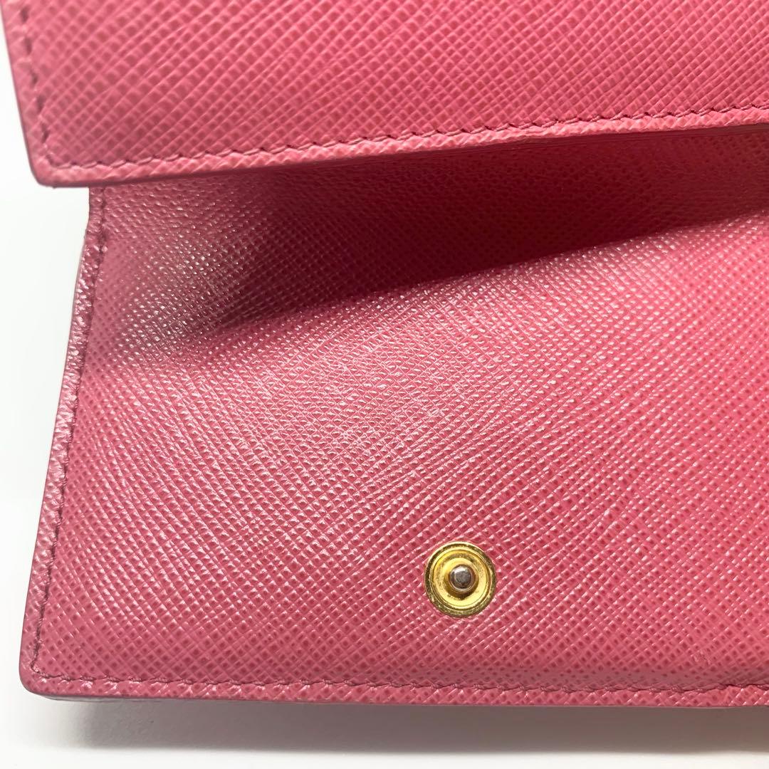 人気色✨PRADA 濃ピンク サフィアーノ ミニウォレット レター型 金ロゴ