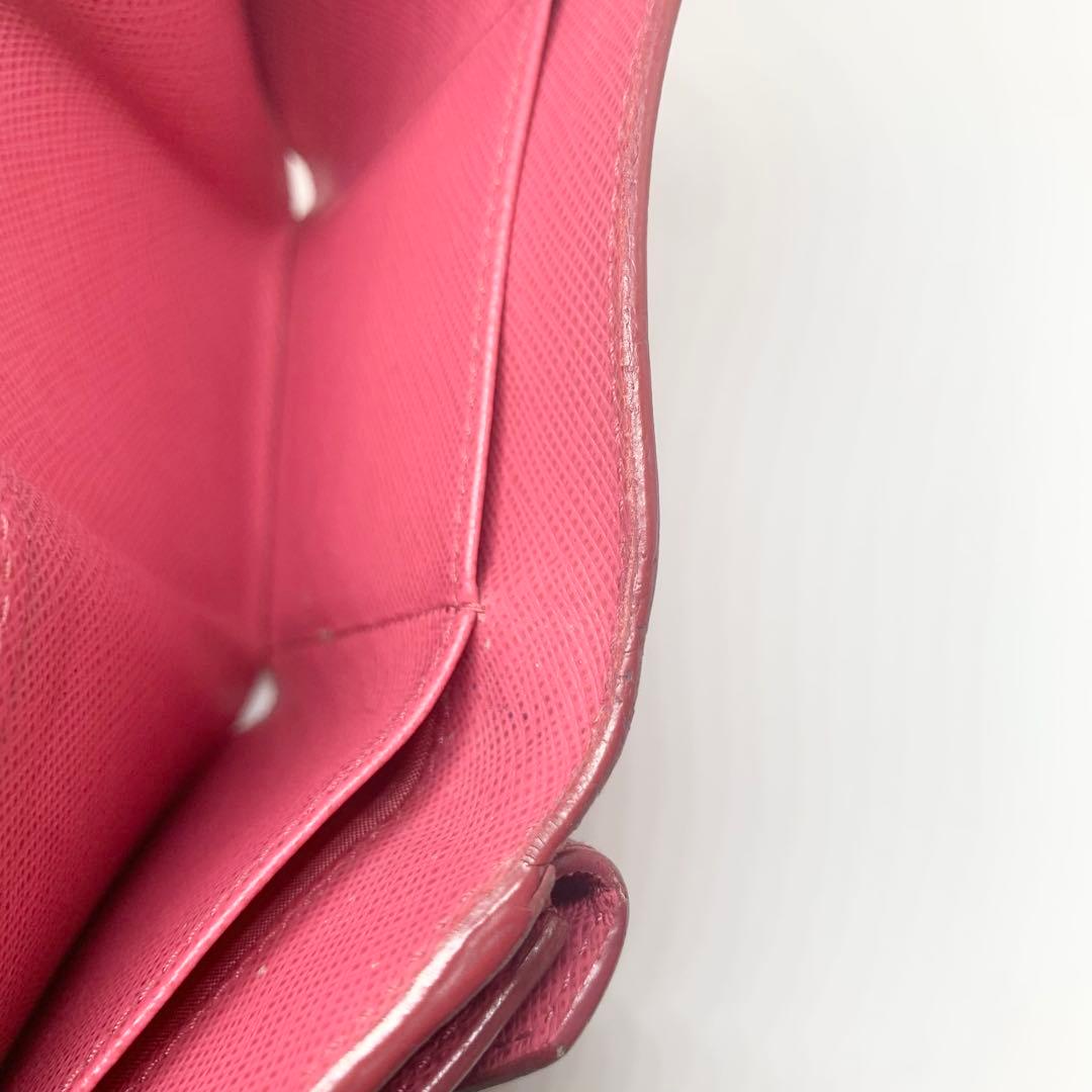 人気色✨PRADA 濃ピンク サフィアーノ ミニウォレット レター型 金ロゴ
