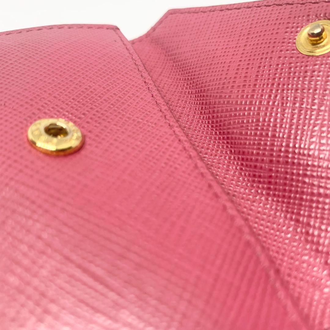 人気色✨PRADA 濃ピンク サフィアーノ ミニウォレット レター型 金ロゴ