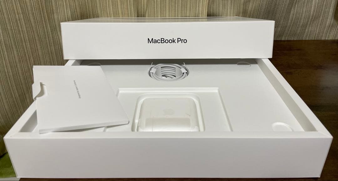 美品 MacBook Pro 2020 13インチ TouchBar 付き