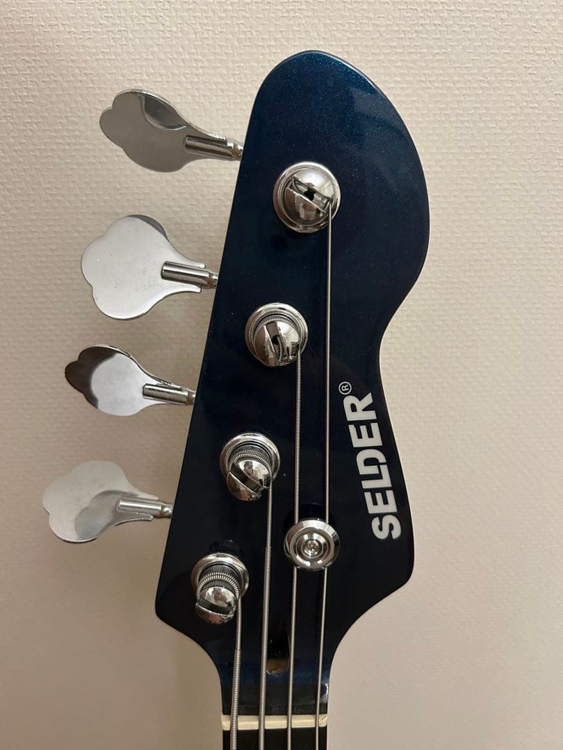 青い4弦エレキベース