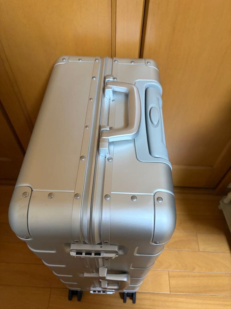無印良品アルミスーツケース　鍵壊れてます