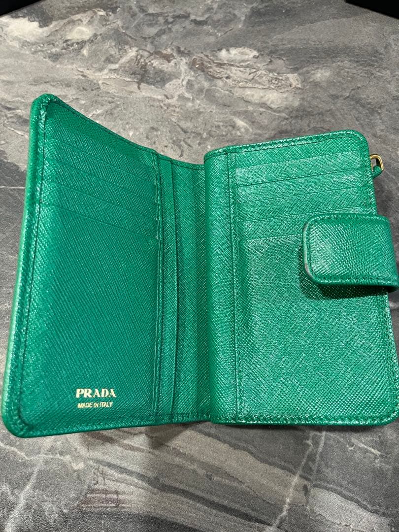 PRADA グリーン 二つ折り財布　サフィアーノ