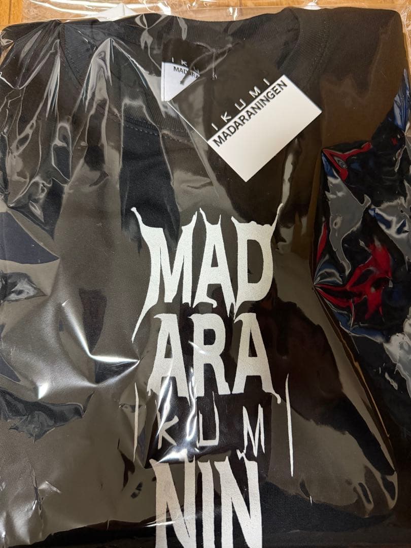 IKUMI×MADARANINGEN Bizzare LOGO T-shirt