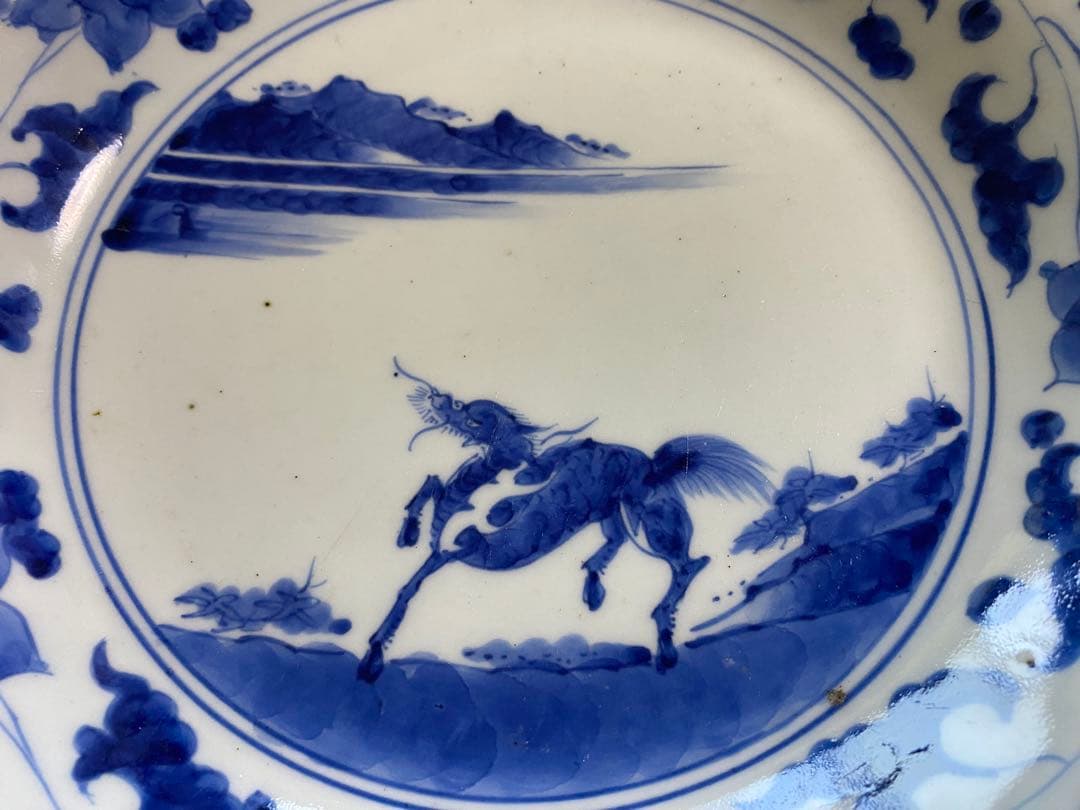 麒麟と唐草柄の波型深皿