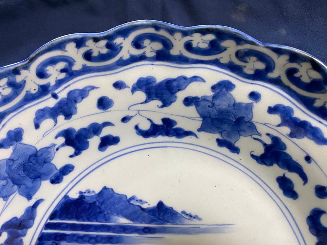 麒麟と唐草柄の波型深皿