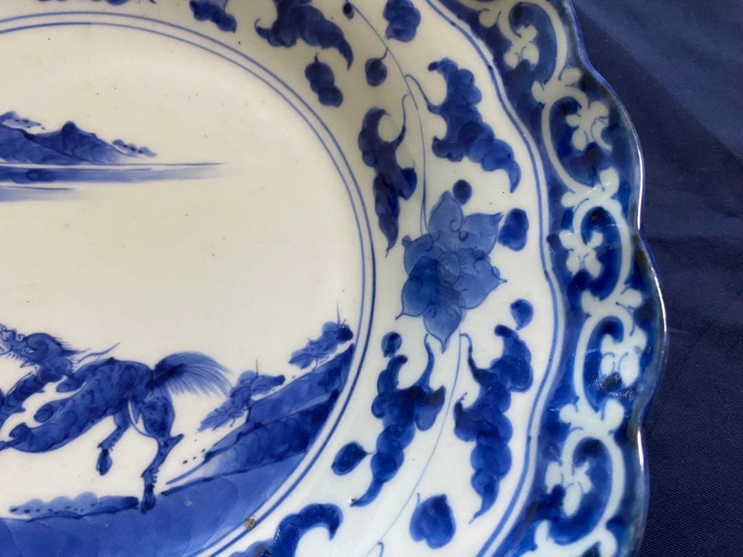 麒麟と唐草柄の波型深皿