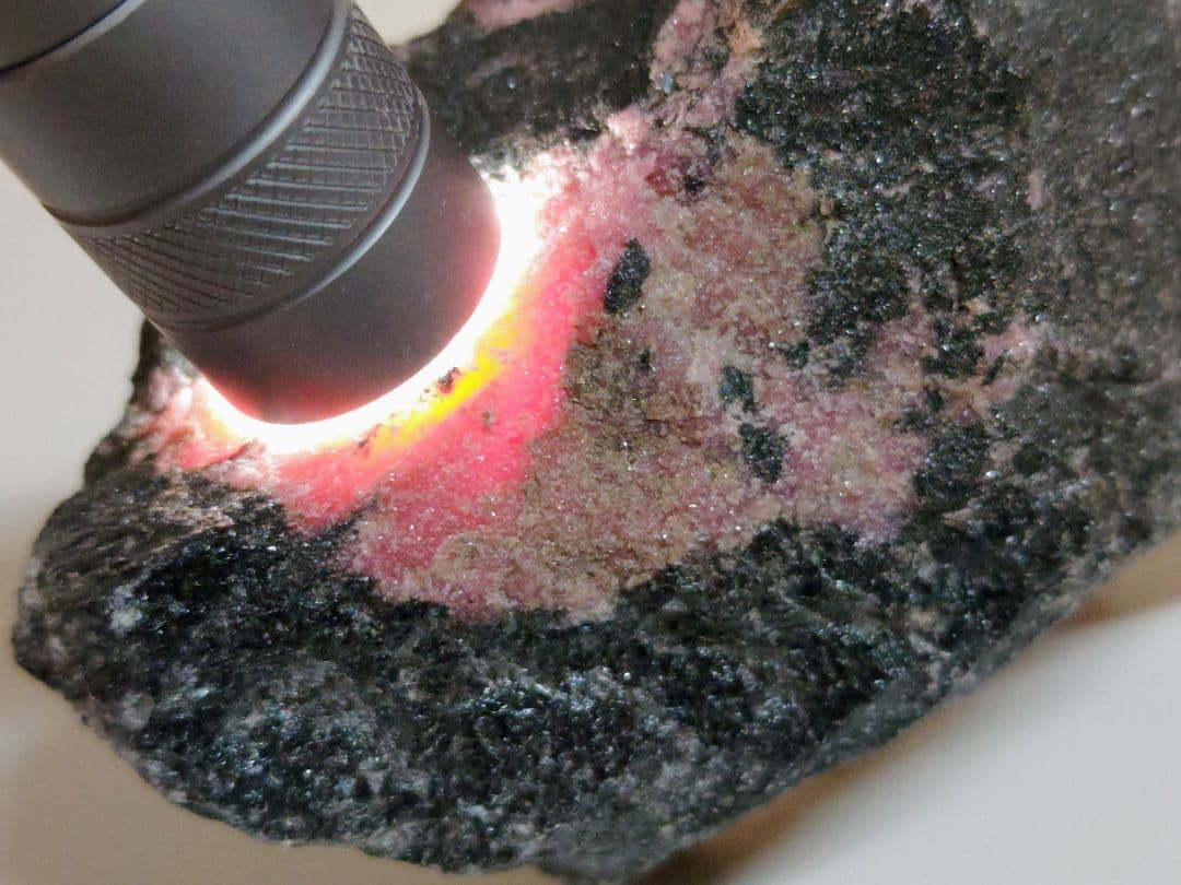 ロードナイト 786g バラ輝石 原石 鑑賞石 自然石 誕生石 鉱物 鉱石 水石