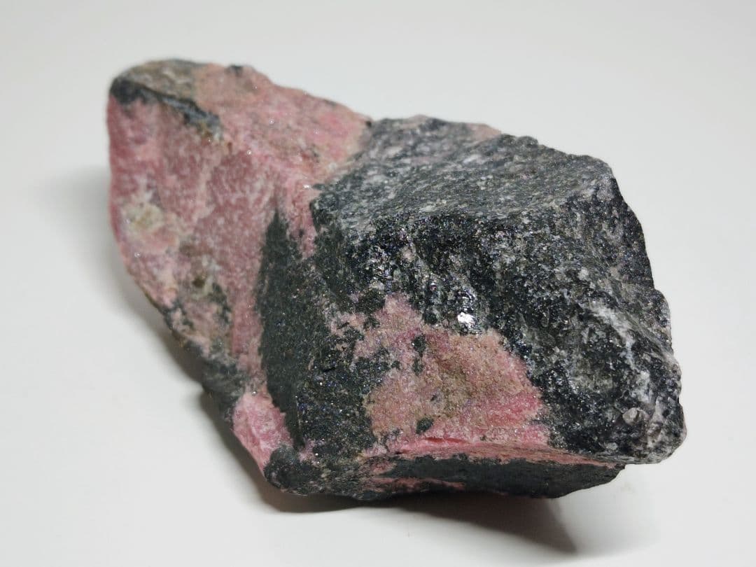 ロードナイト 786g バラ輝石 原石 鑑賞石 自然石 誕生石 鉱物 鉱石 水石