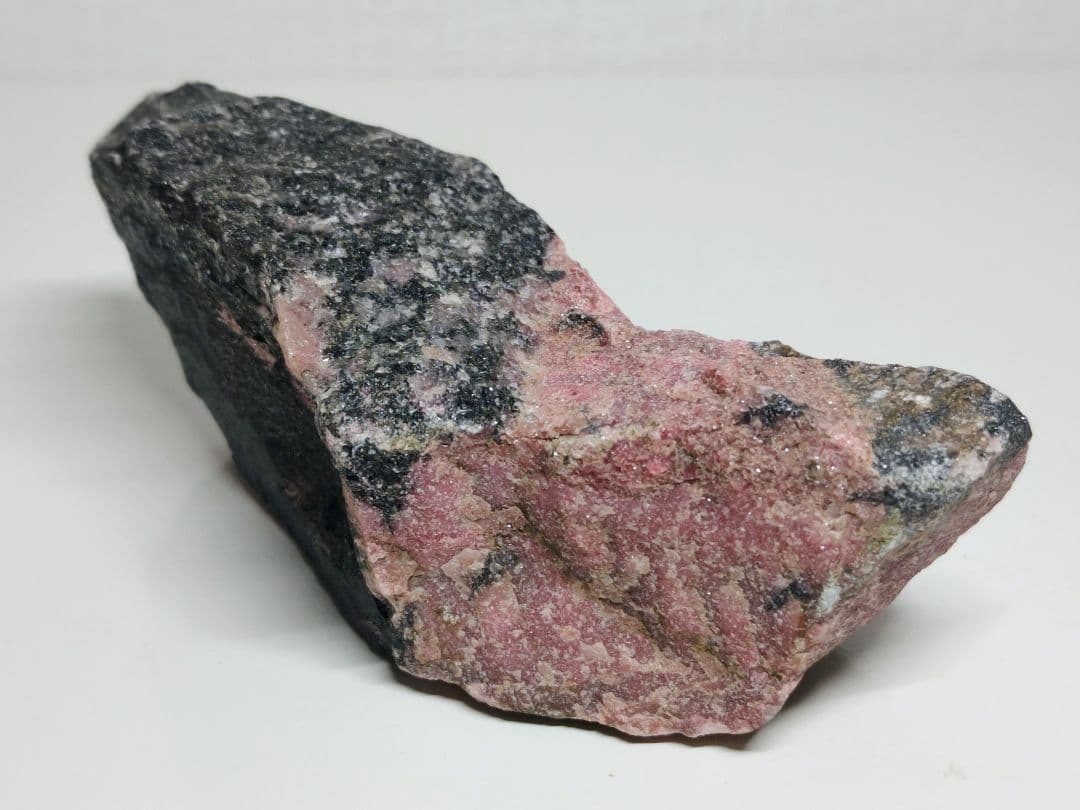 ロードナイト 786g バラ輝石 原石 鑑賞石 自然石 誕生石 鉱物 鉱石 水石