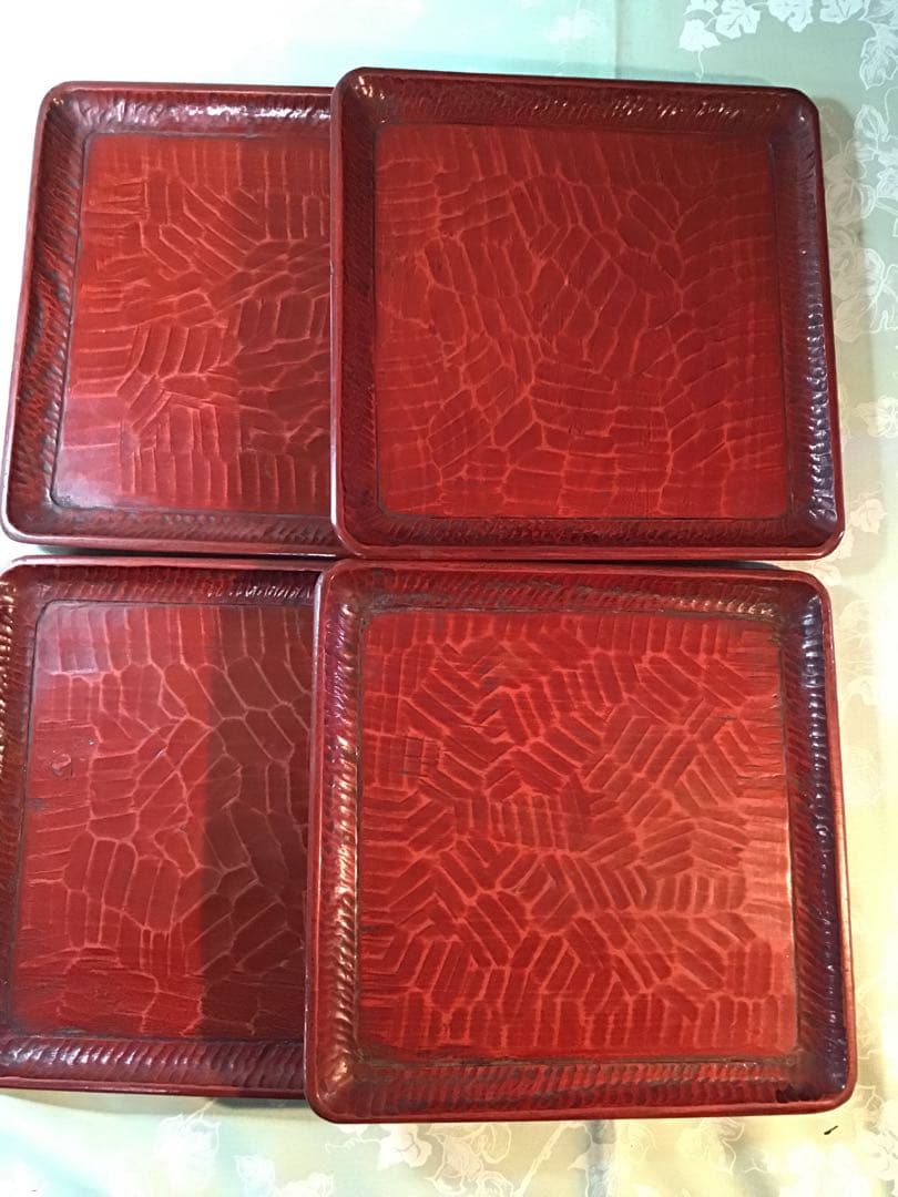 お盆　木製トレー　彫刻模様入り　4枚セット　アンティーク　昭和レトロ　民芸　80