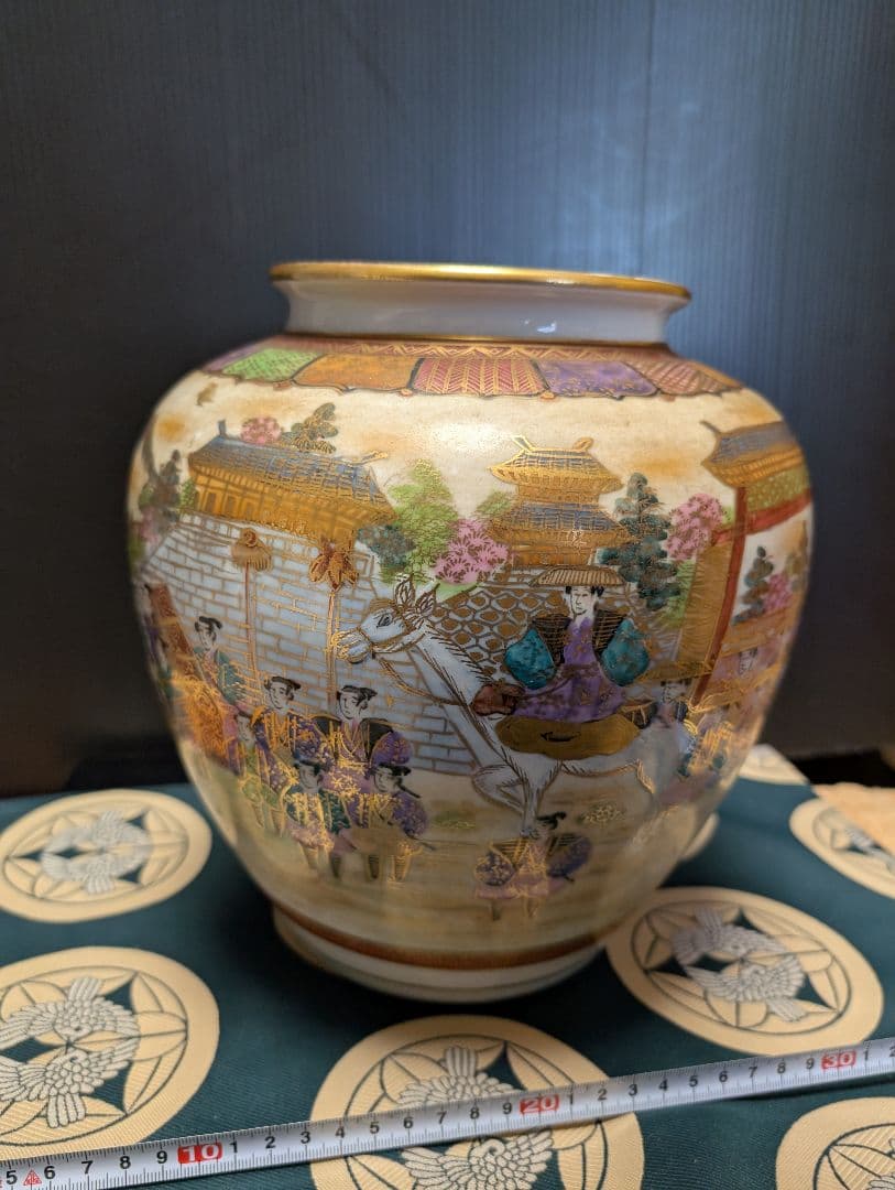 色彩豊かな陶器の花瓶、金彩九谷焼松星