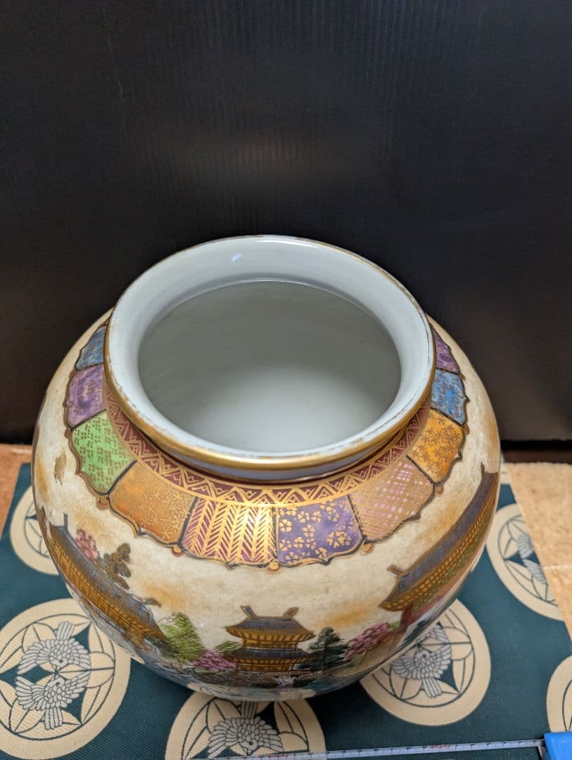 色彩豊かな陶器の花瓶、金彩九谷焼松星