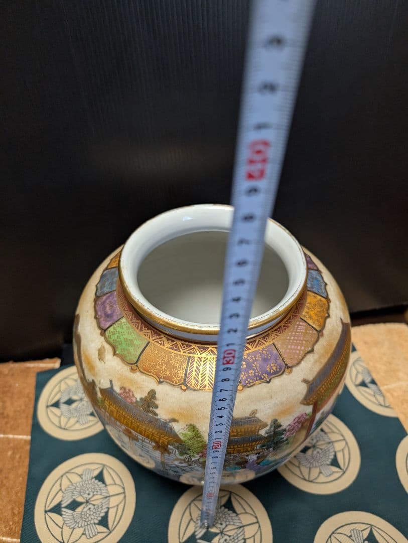 色彩豊かな陶器の花瓶、金彩九谷焼松星