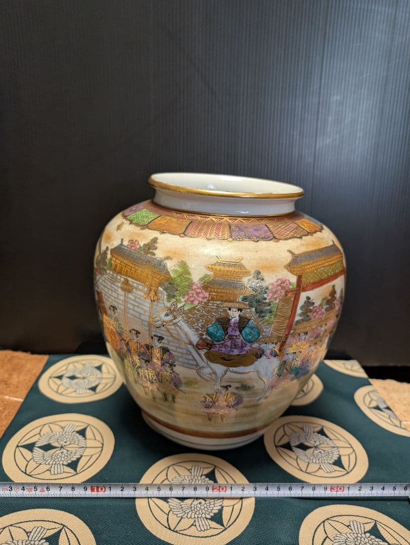 色彩豊かな陶器の花瓶、金彩九谷焼松星